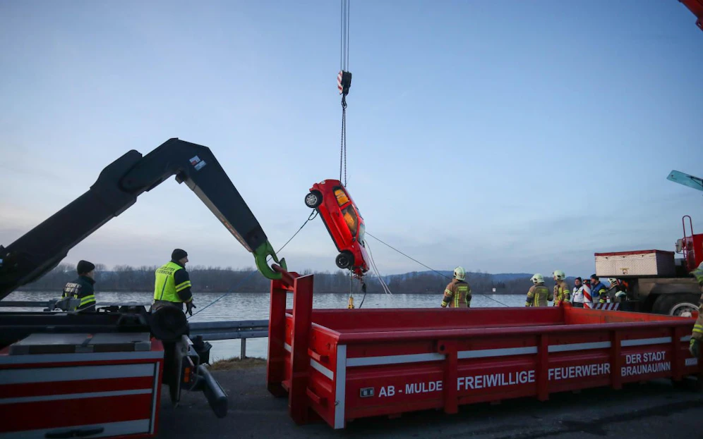 Sechs Feuerwehren fischten den Wagen aus dem Inn.