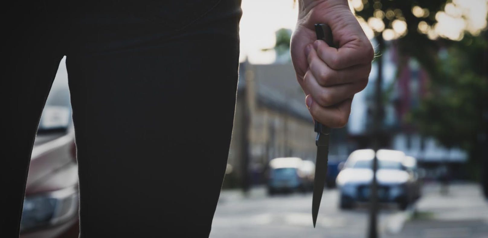 In der Davidgasse (Favoriten) attackierte ein Wiener seinen Ex-Partner mit einem Messer. 