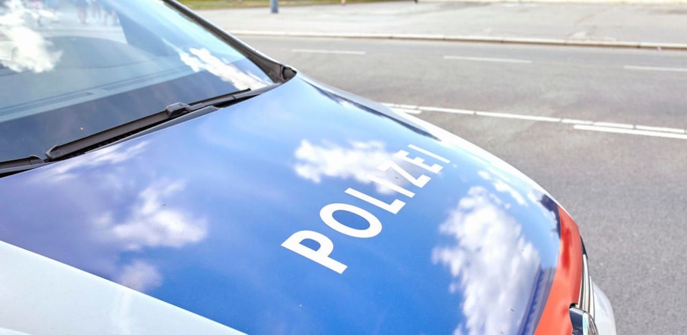 Im Zuge der Sofortfahndung konnte die Frau auf ihrem Fahrrad kurze Zeit nach dem Überfall in der Defreggerstraße angehalten werden. (Symbolbild)