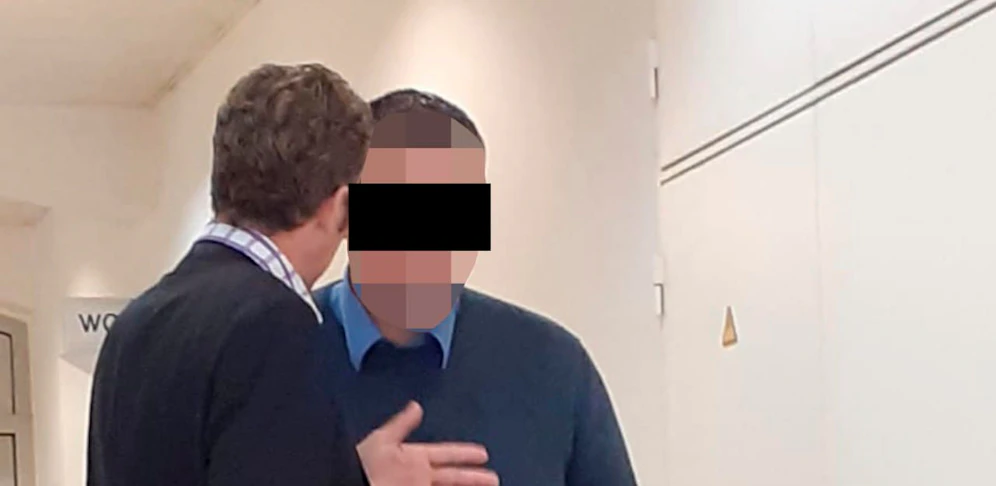 Der Angeklagte (35) mit Anwalt.