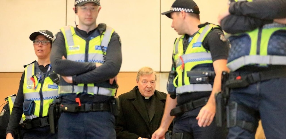 Polizisten mussten dem Kardinal den Weg zum Gerichtssaal bahnen.