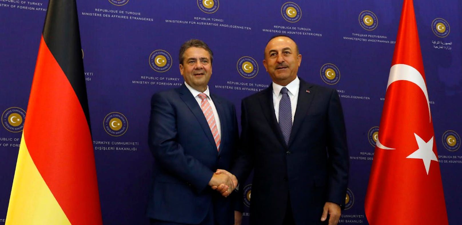 Der türkische Außenminister Cavusoglu mit dem deutschen Amtskollegen Sigmar Gabriel in Ankara.