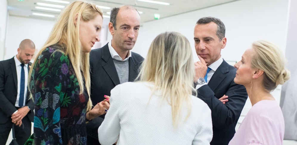 Bundeskanzler Christian Kern (r.) lud zum Cocktailempfang im Museum der Moderne anlässlich der Salzburger Festspiele. Unter den Gästen waren auch "Heute"-Herausgeberin Dr. Eva Dichand (l.) und Christoph Dichand (M.).