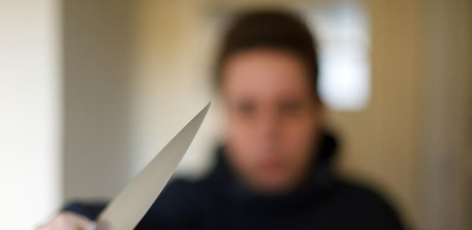 Im Streit bedrohte ein 36-Jähriger im Bezirk Ried seinen Saufkumpanen mit dem Messer. (Symbolbild).