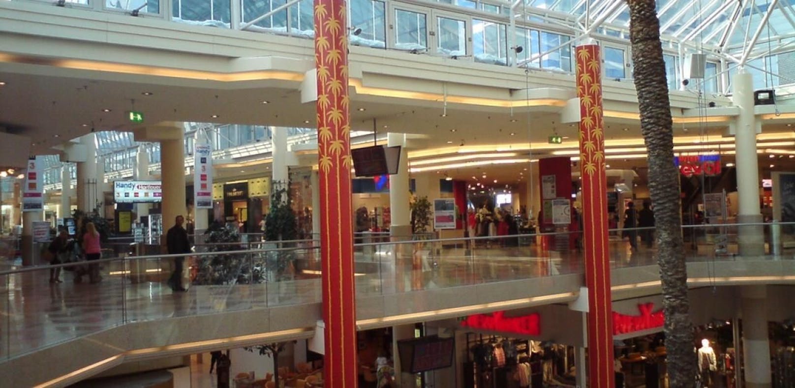 Ein 80-Jähriger rastete in der Paschinger Plus City völlig aus, ohrfeigte eine Angestellte des Shopping Centers.