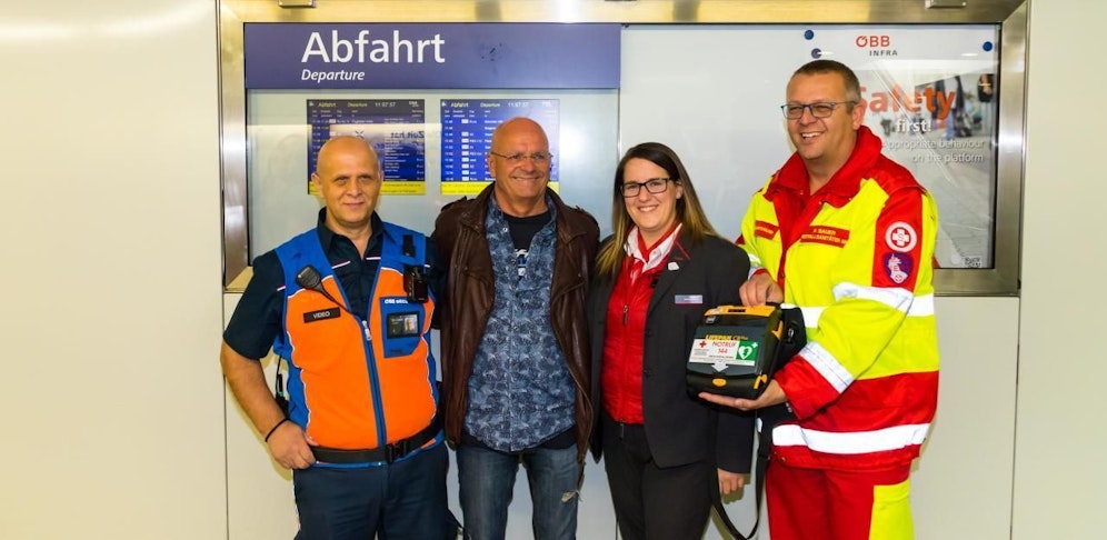 Karl Rameseder (2. v.li.) bedankte sich bei seinen Rettern, Asim Terzini, Melanie  Bunzel und Peter Bauer (von links).