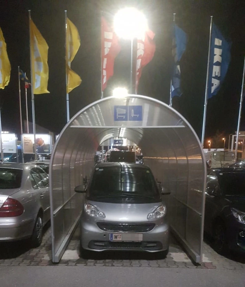 Sitzt, passt, wackelt und hat Luft  kreatives Parken bei Ikea in Wien!