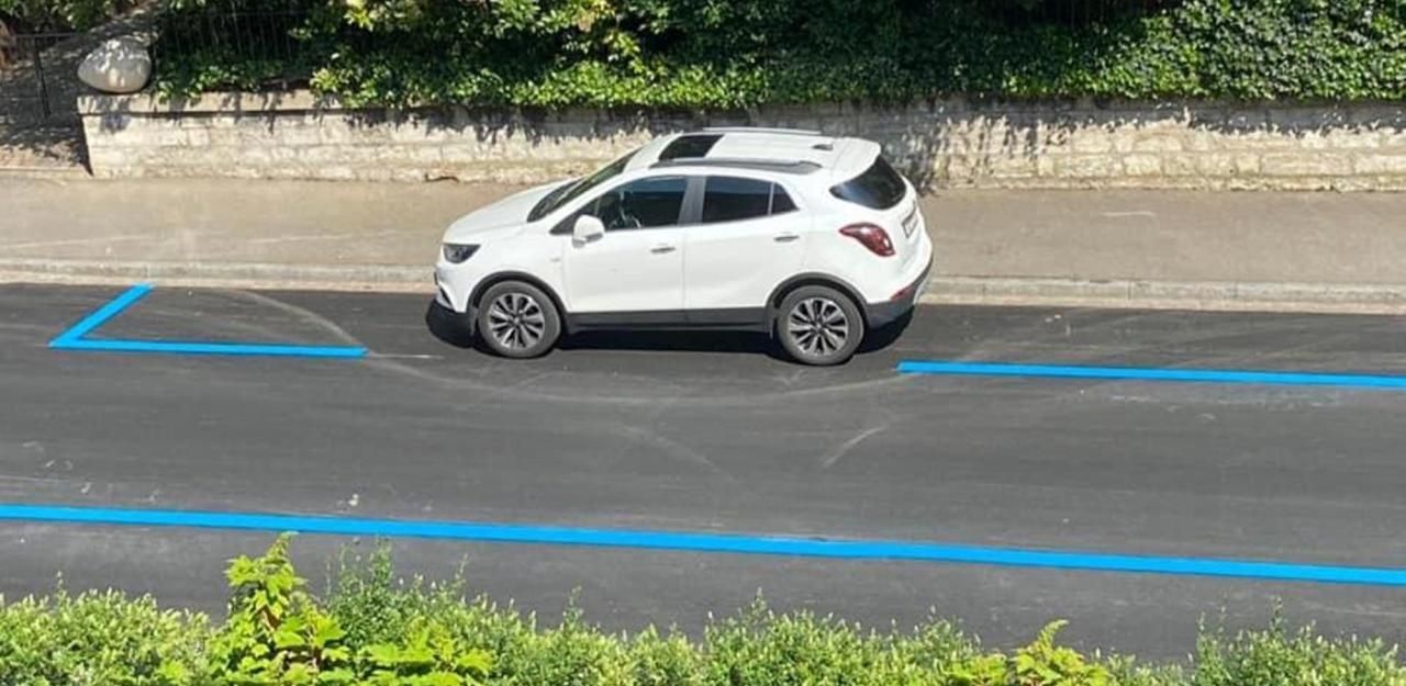 Heute.at - Stadt pinselt Kurzparkzone einfach um abgestelltes Auto