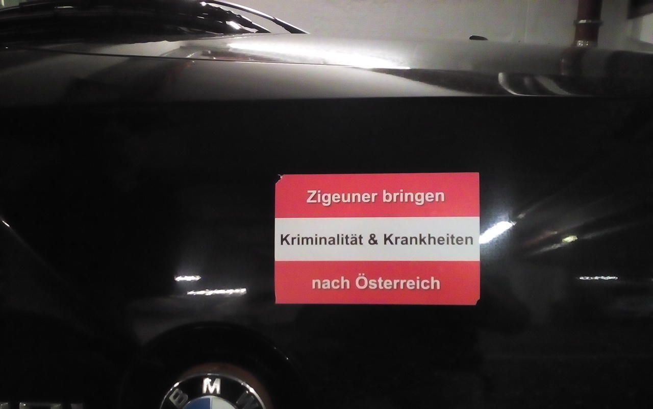 Heute.at - Vandale beklebte Auto mit rassistischer Hetze