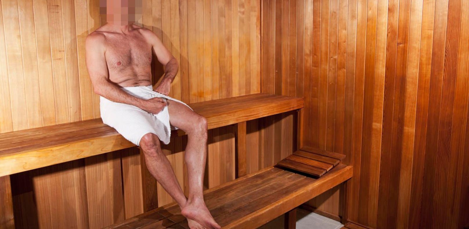45-Jähriger masturbiert neben Pärchen in Sauna