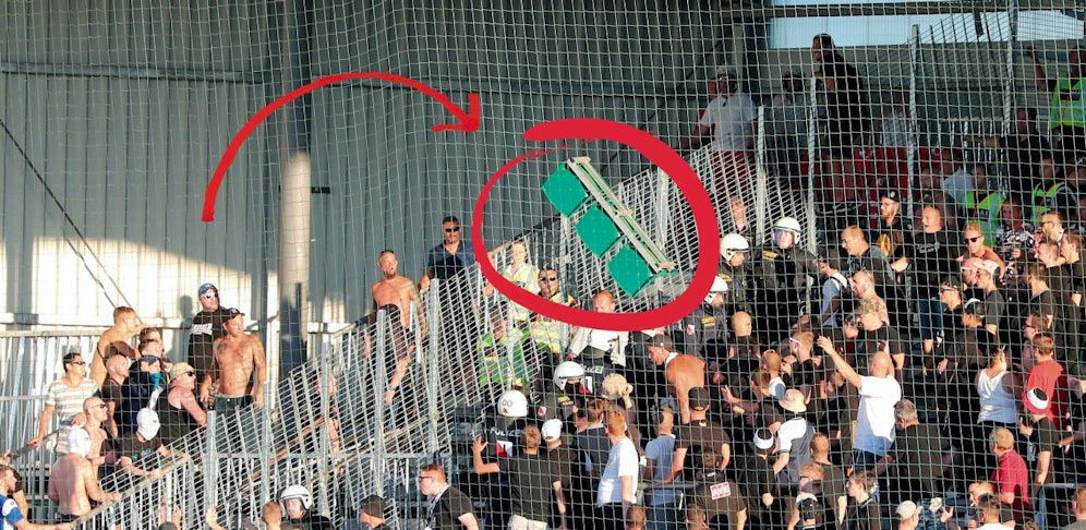 Ein Polizist wurde durch den Bankwurf schwer verletzt.