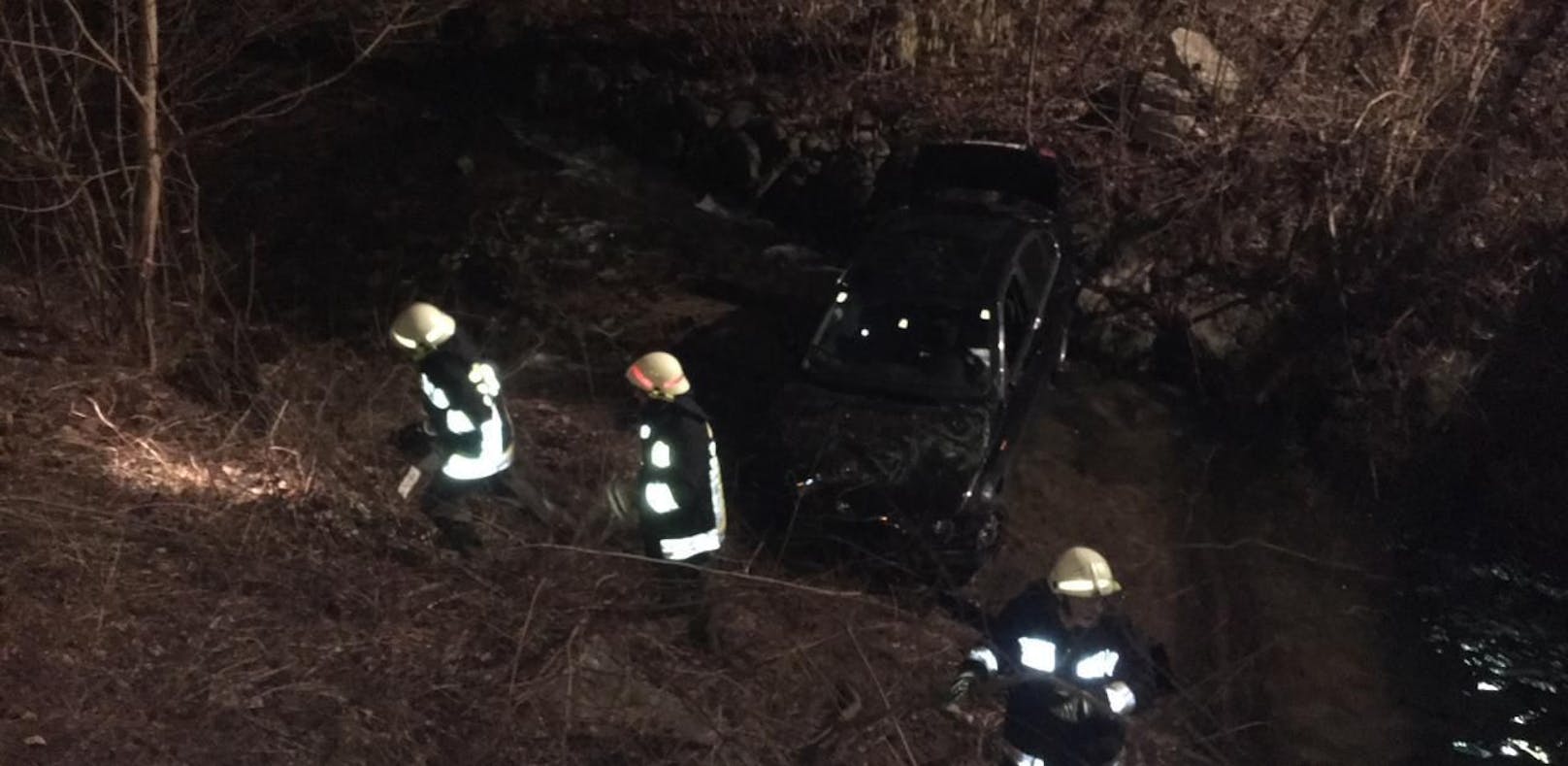 Auto durchbrach Brücken-Geländer, stürzte in Bach