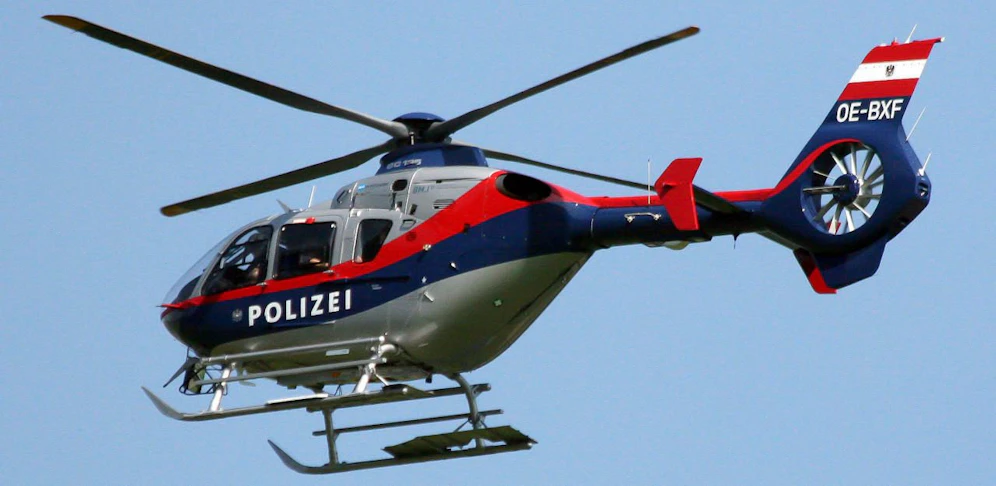 Mittels Polizeihubschrauber wurde der Snowboarder geborgen. 