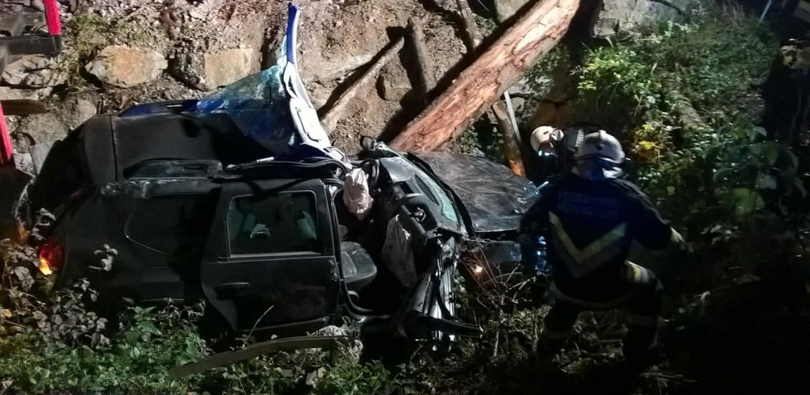 Unfall: Auto landet völlig zerstört im Straßengraben