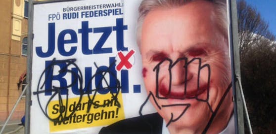 Eines der beschmierten Wahlplakate in Innsbruck.