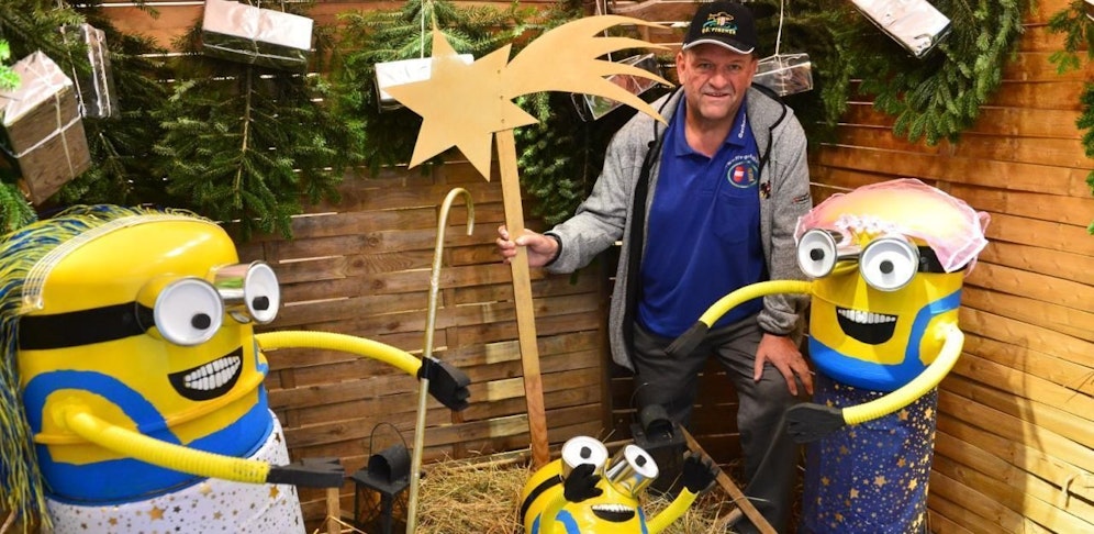 Gerhard Leitner mit seinen Minions in der Krippe