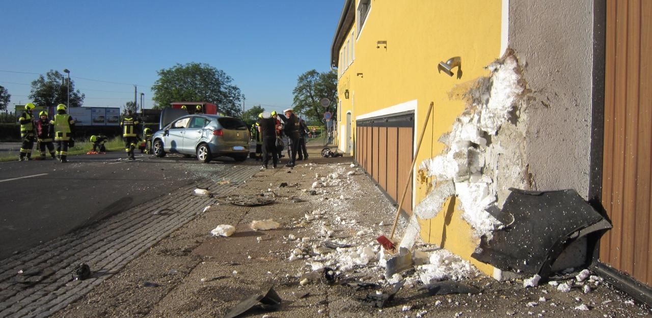 Heute.at - Wuchtiger Aufprall: Auto krachte gegen Hausmauer