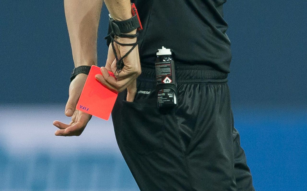 Rote Karte (Symbolbild). 