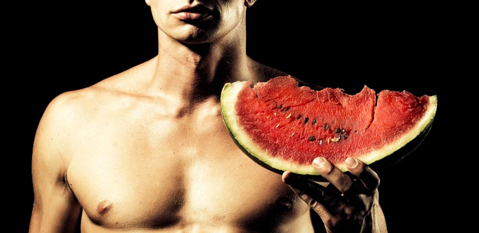 Ein nackter Mann posiert mit Wassermelone. Symbolfoto.