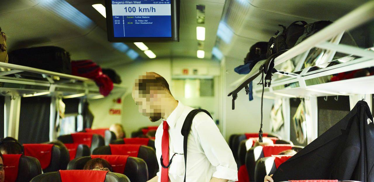 Der Schaffner erlitt Verletzungen im Gesicht.