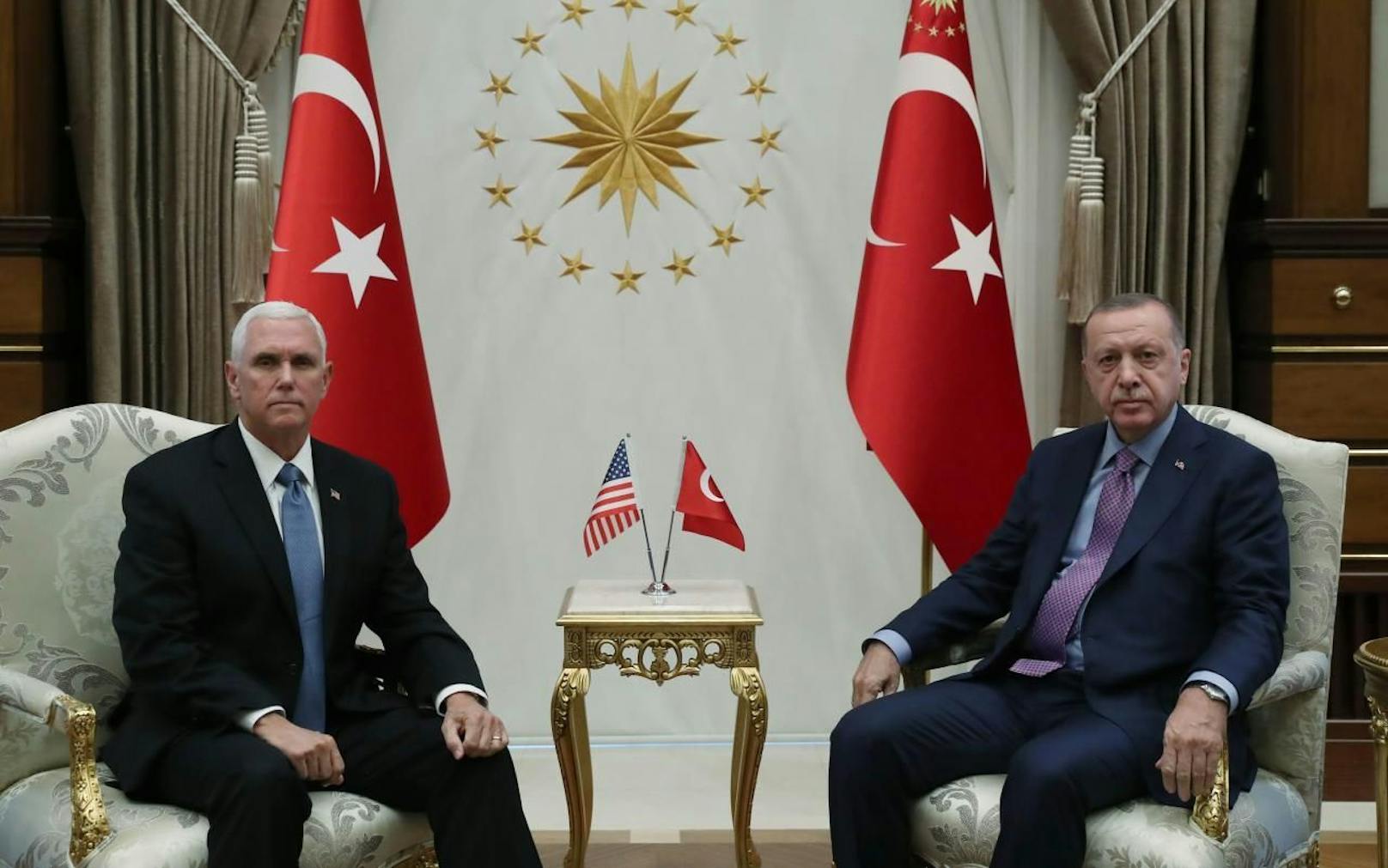 Kommt es zur Waffenruhe? Die Stimmung zwischen US-Vizepräsident Pence und der türkische Präsident Erdogan ist frostig
