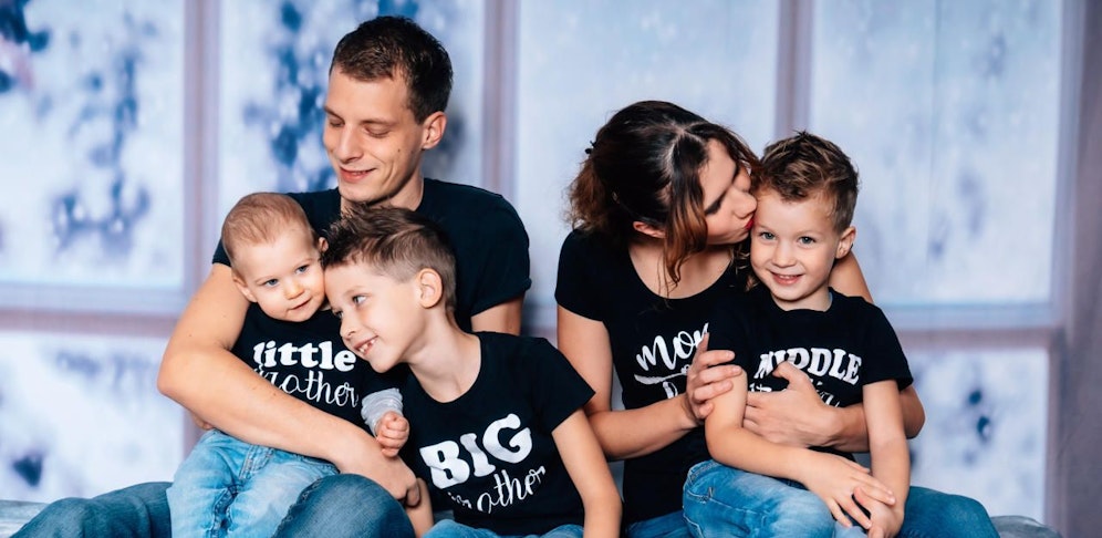 Michael und Janine Bachleitner mit Söhnen Noah (1), Luca (7) und Jona (4). 