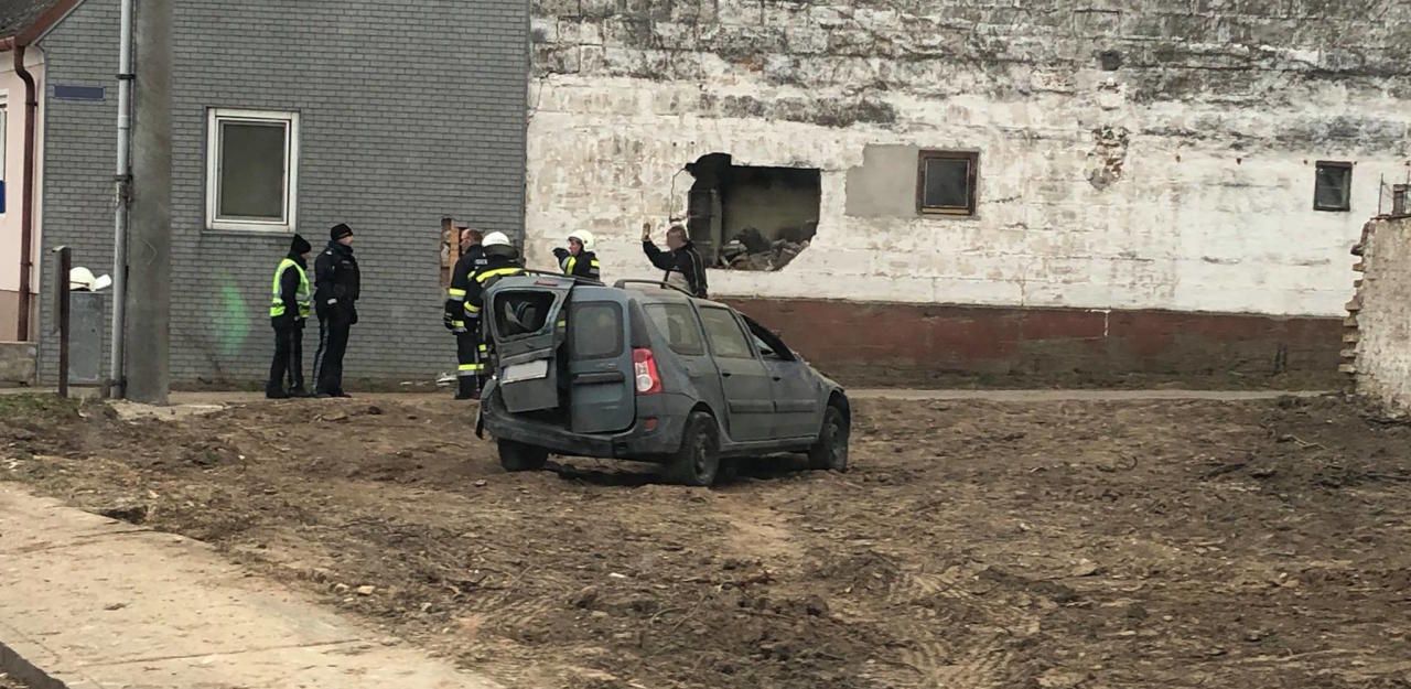Heute.at - Zwei Schwerverletzte bei Crash gegen Hauswand