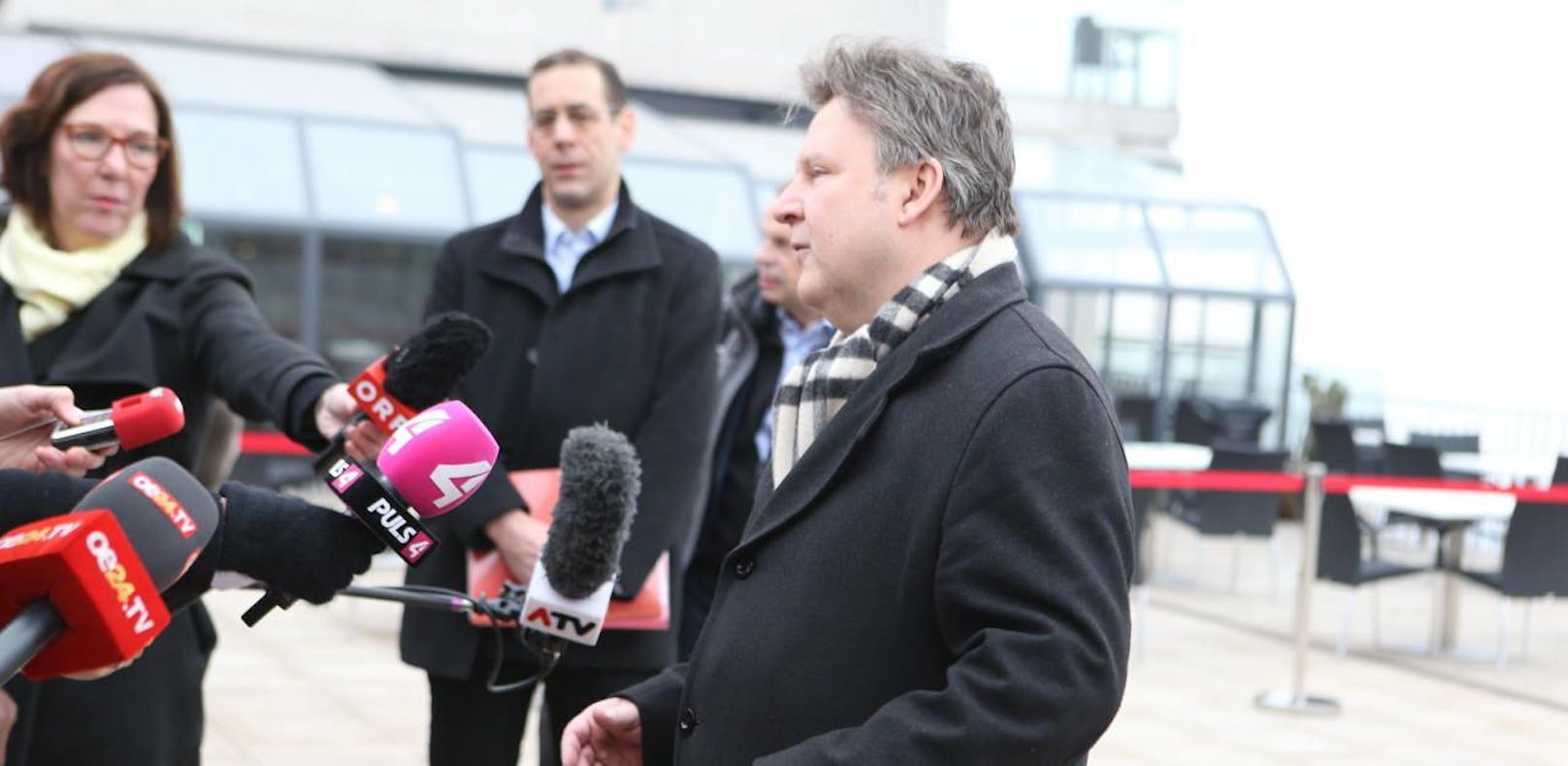 SPÖ-Wien-Parteivorsitzender Michael Ludwig vor der Zukunftsklausur am Kahlenberg. Draußen durften die Medien fotografieren.