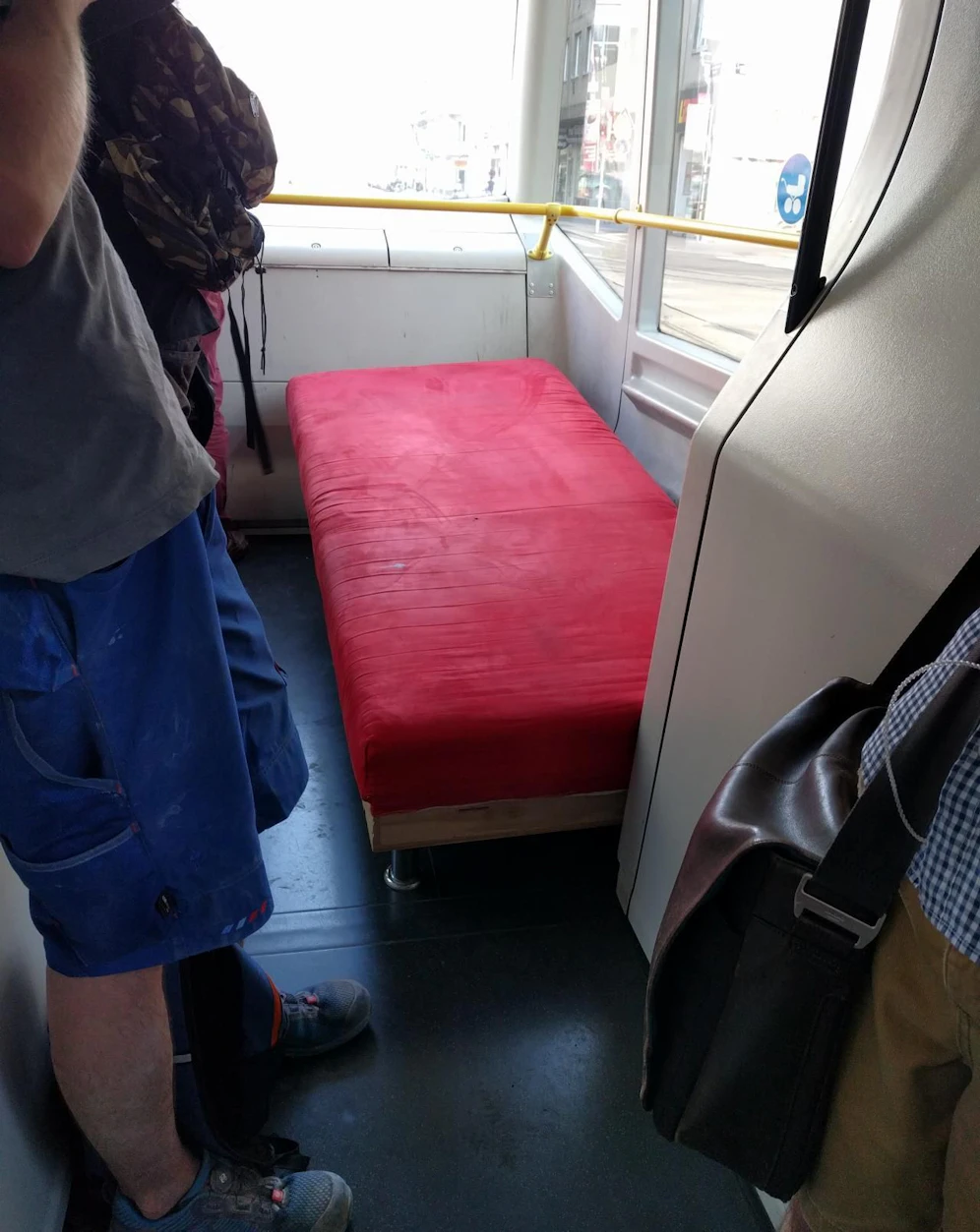 Müde? Bett-Sichtung in der Straßenbahn