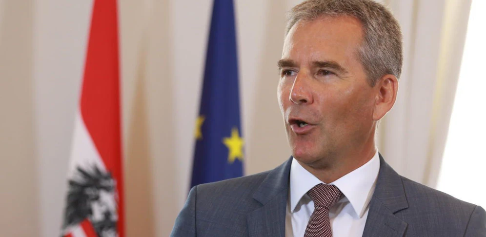 Finanzminister Hartwig Löger freut sich über weniger Schulden.