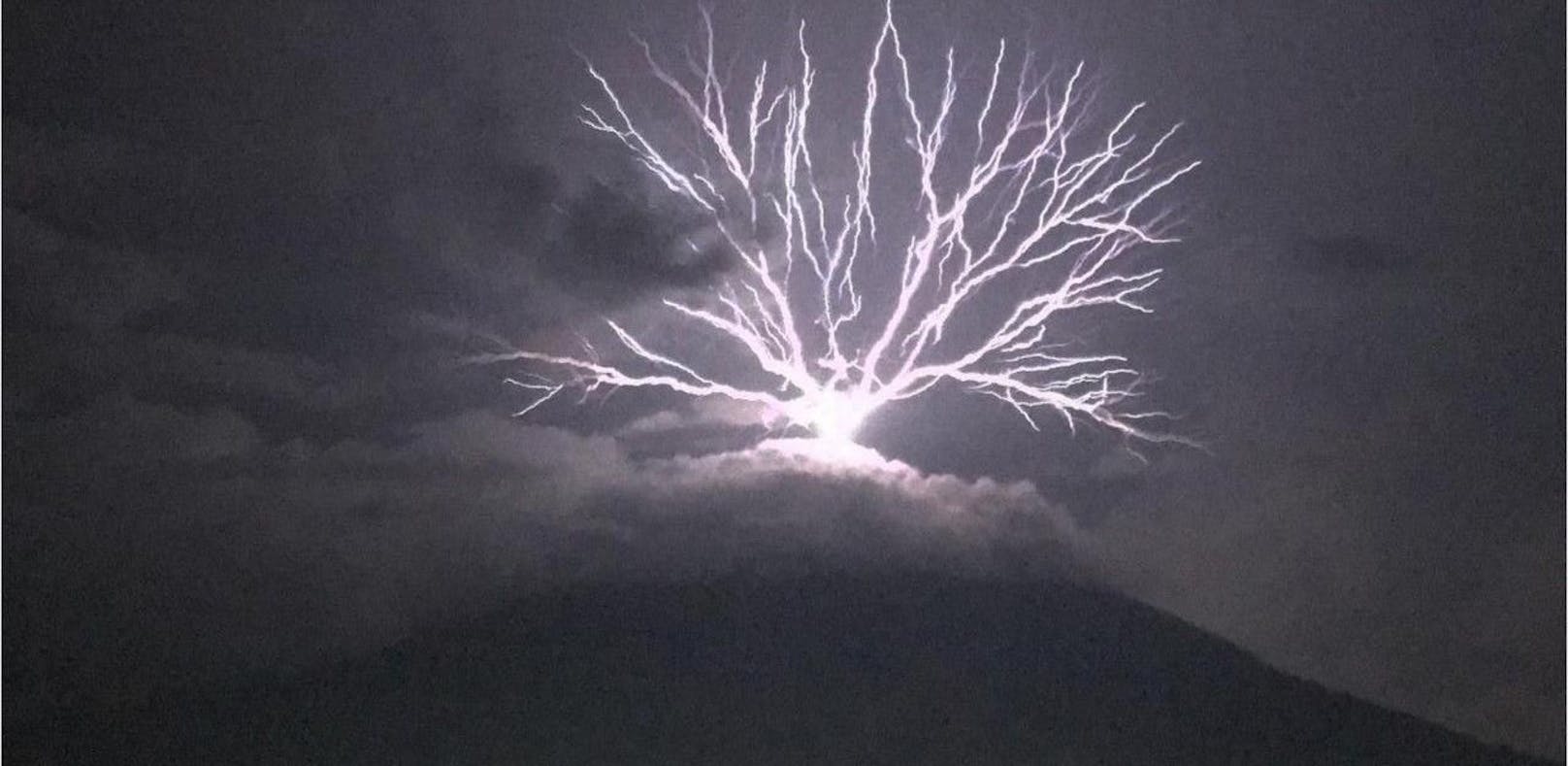 Vulkan-Blitze zerreißen Himmel im Sekundentakt