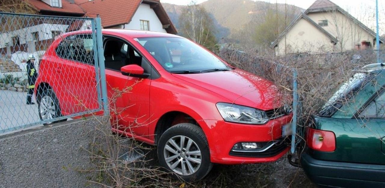 Heute.at - Autsch! Roter Flitzer blieb auf Zaunsockel hängen