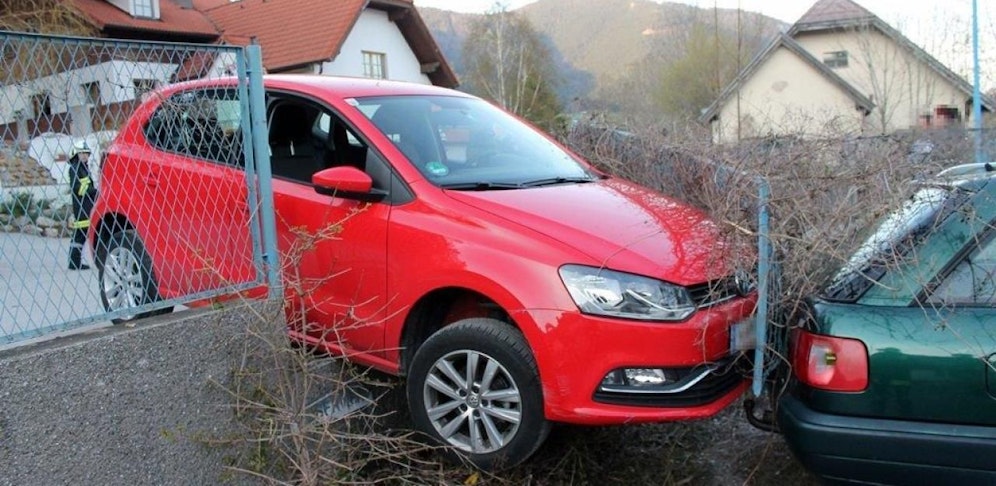 Der kleine Polo durchstieß den Metallzaun und hing fest.