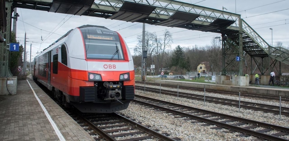 Nahe des Bahnhofs passierte das Drama: Arbeiter geriet in Stromleitung und starb.