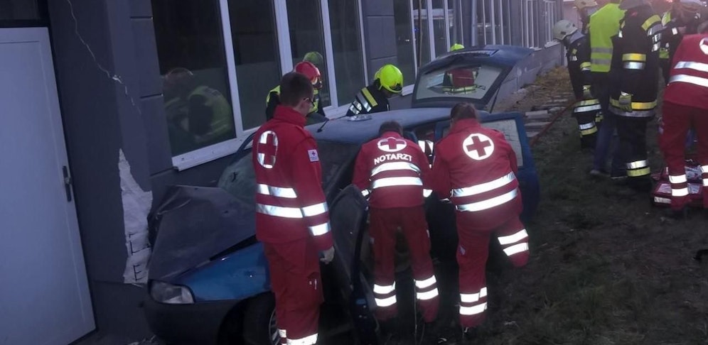 Der Pkw krachte mit voller Wucht in die Hausmauer.