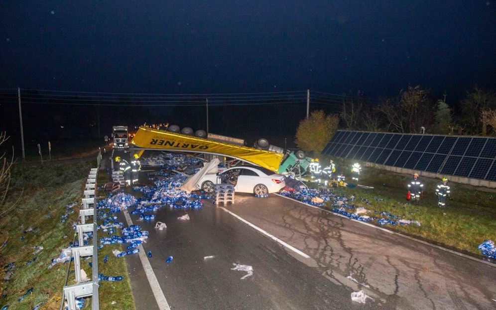 Der Lkw-Fahrer wurde eingeklemmt.