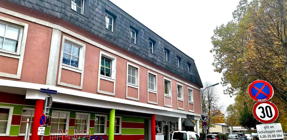In einer Wohnung in der Heinrich-Schneidmadl-Straße wurde die Leiche eines 49-jährigen tschechischen Staatsbürgers entdeckt.