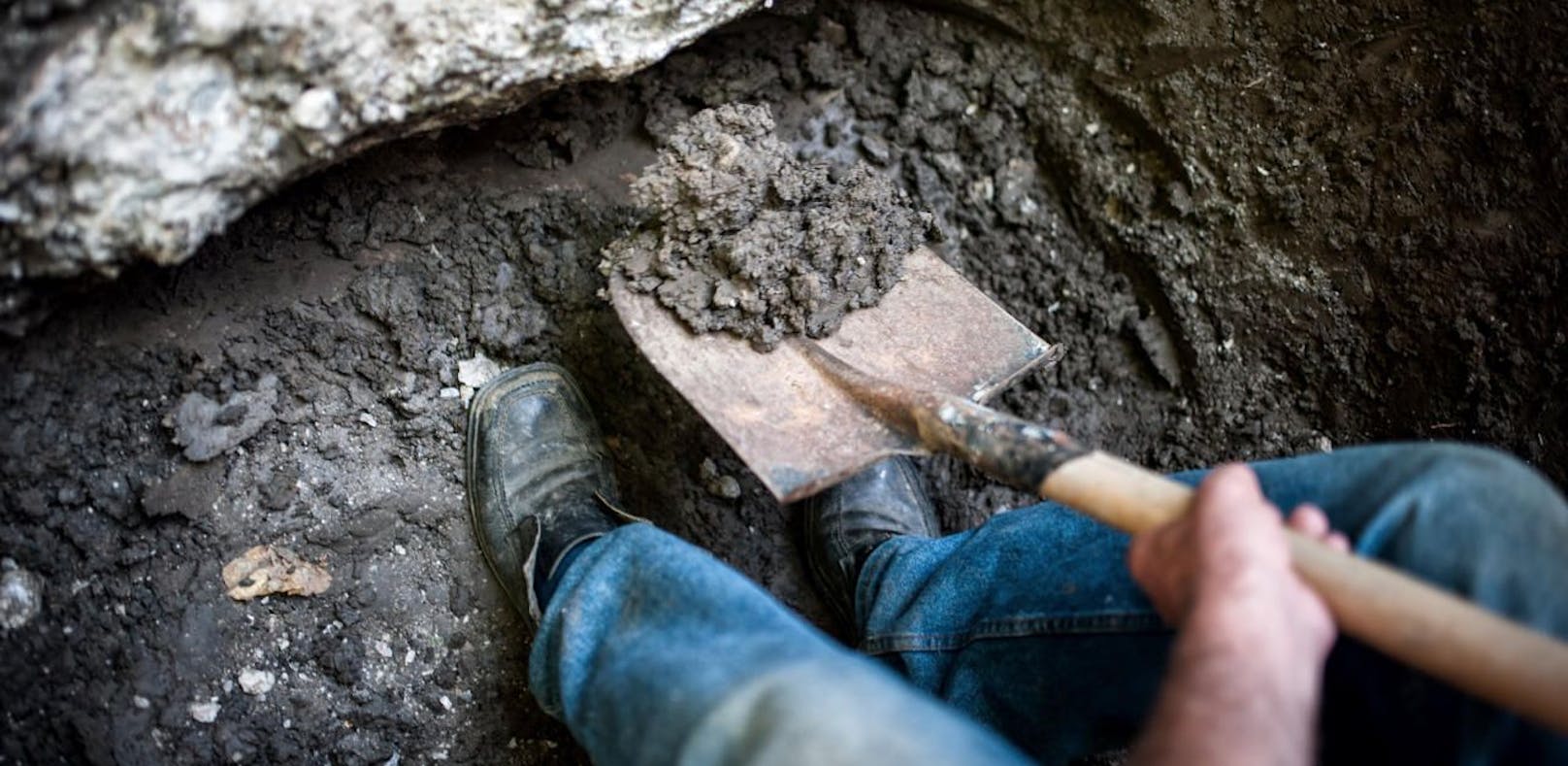 Ein Mann gräbt ein Loch in den Boden. Symbolfoto.