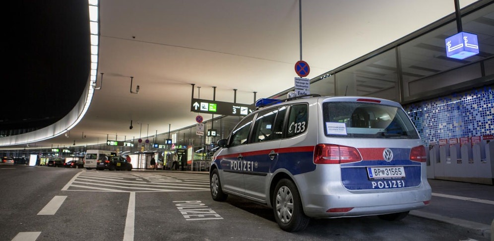 Afrikaner soll massiven Widerstand gegen seine Abschiebung am Airport Schwechat geleistet haben.