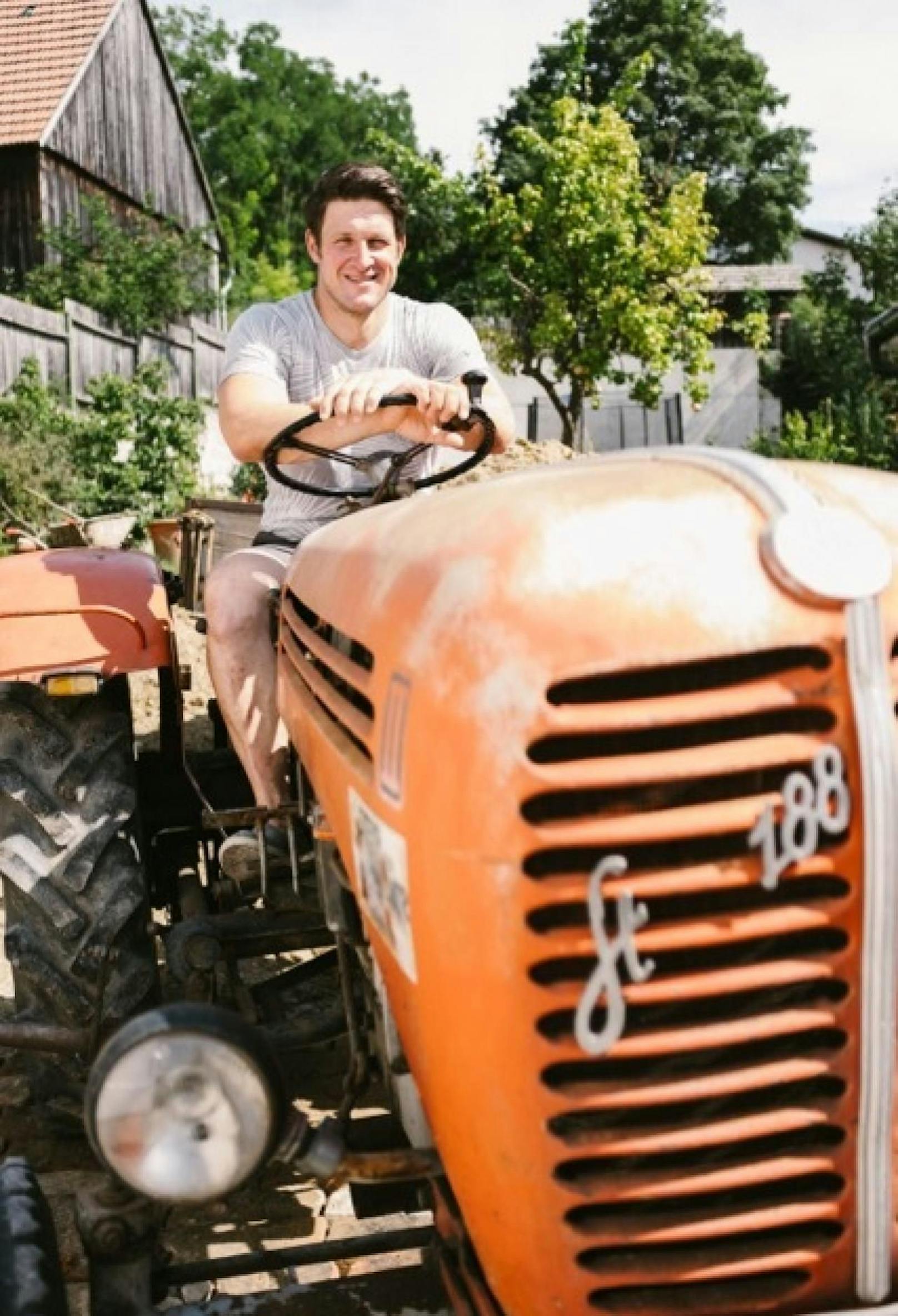 Matthias Steiner auf seinem 60 Jahre alten Traktor in Obersulz.