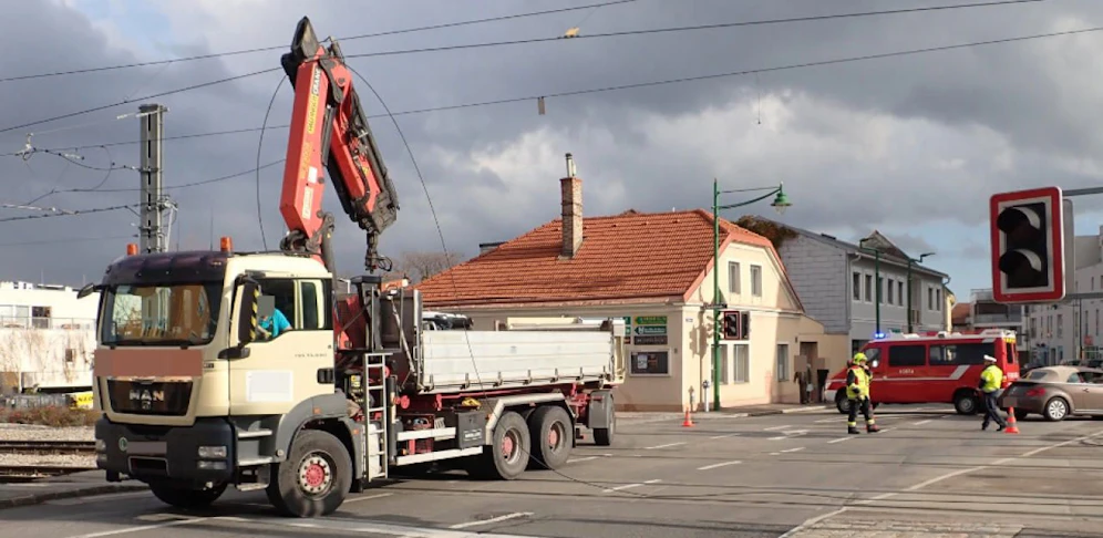 Lkw kam in Oberleitung der Wiener Lokalbahn  Feuerwehreinsatz, Strom wurde abgeschaltet.