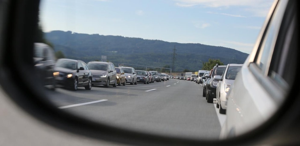 Ein 45-jähriger Deutscher fuhr auf der A1 neben einer Polizeistreife durch die Rettungsgasse. 