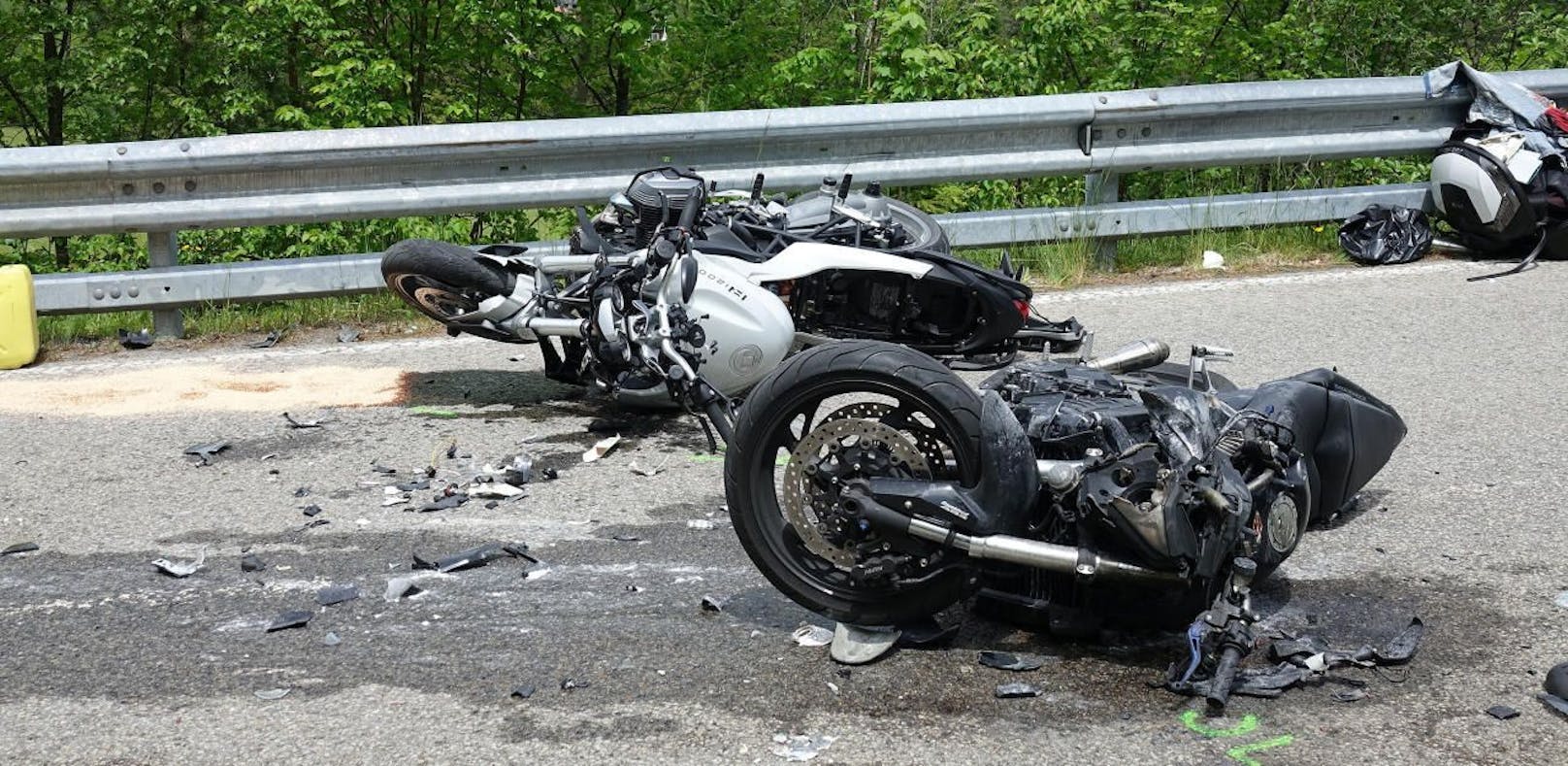 Motorradfahrer kollidieren frontal – schwer verletzt