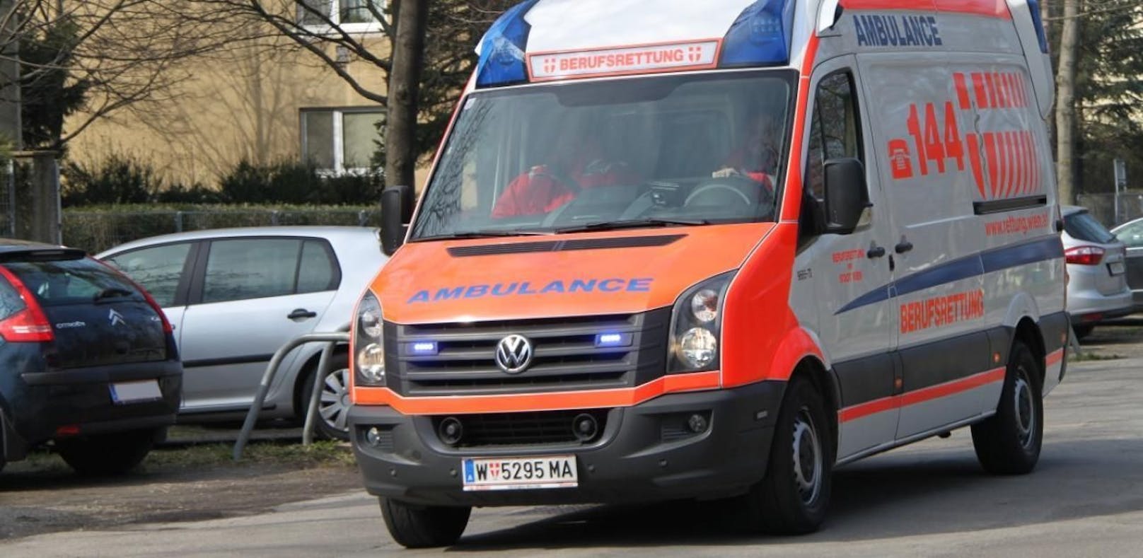 Bei dem Unfall in Wien-Donaustadt wurden drei Menschen verletzt.