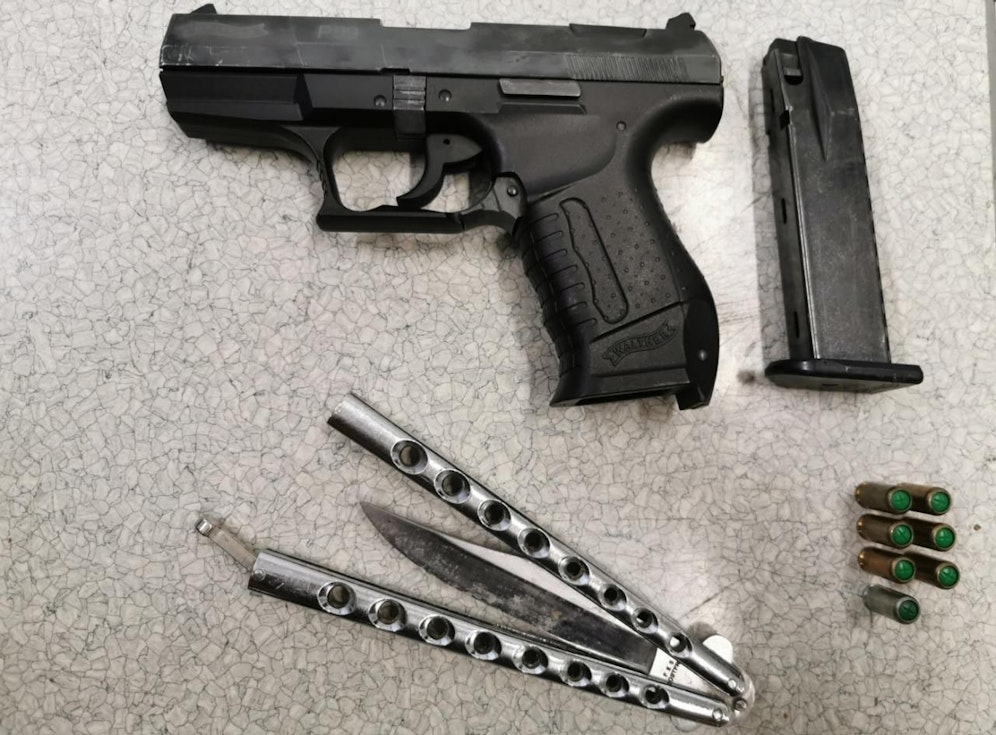 Die Polizei stellte die Schreckschusspistole und das Butterfly-Messer sicher.