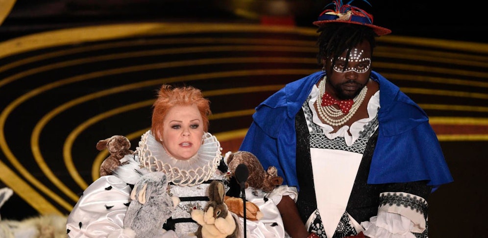 Melissa McCarthy und Brian Tyree Henry präsentieren den Kostüm-Oskar in Kostümen, die ihrerseits preisverdächtig sind. Melissas Kaninchen-Handschuh allein gehört zu den besten Gags des Oscar-Abends.