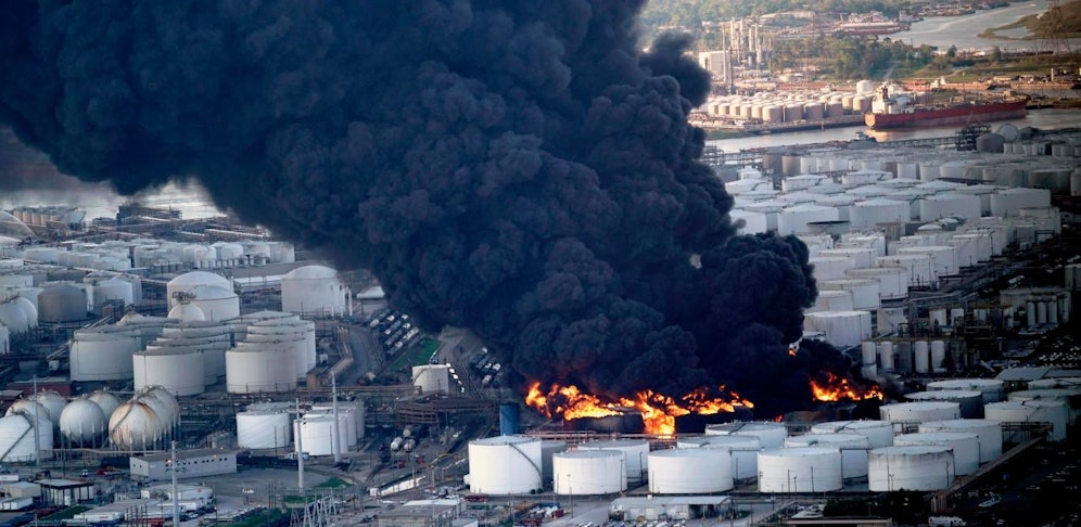 Das Feuer im Chemiewerk bei Houston wütet bereits seit Sonntag: Die Einsatzkräfte konnten es bisher nicht löschen.