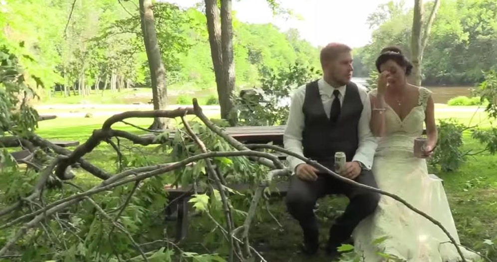 Gutes Omen? Das Brautpaar nach dem Unglück. Zum Glück gab es keine Verletzten. 