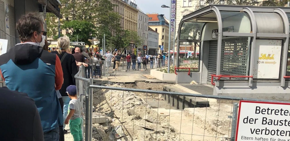Bereits um 10 Uhr stehen Menschen für ein Eis am Muttertag Schlange!