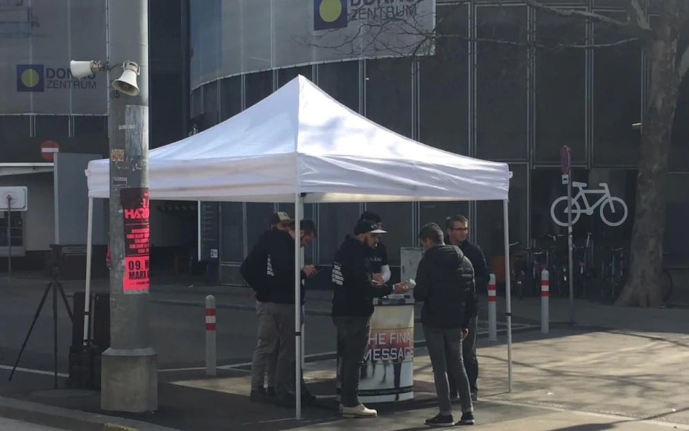 Der mutmaßliche Salafistenstand vor dem Wiener Donauzentrum. Bereits den zweiten Samstag in Folge beobachtete "Heute"-Leser Chris hier die Verteilung arabischsprachigen Infomaterials. (c) LR 